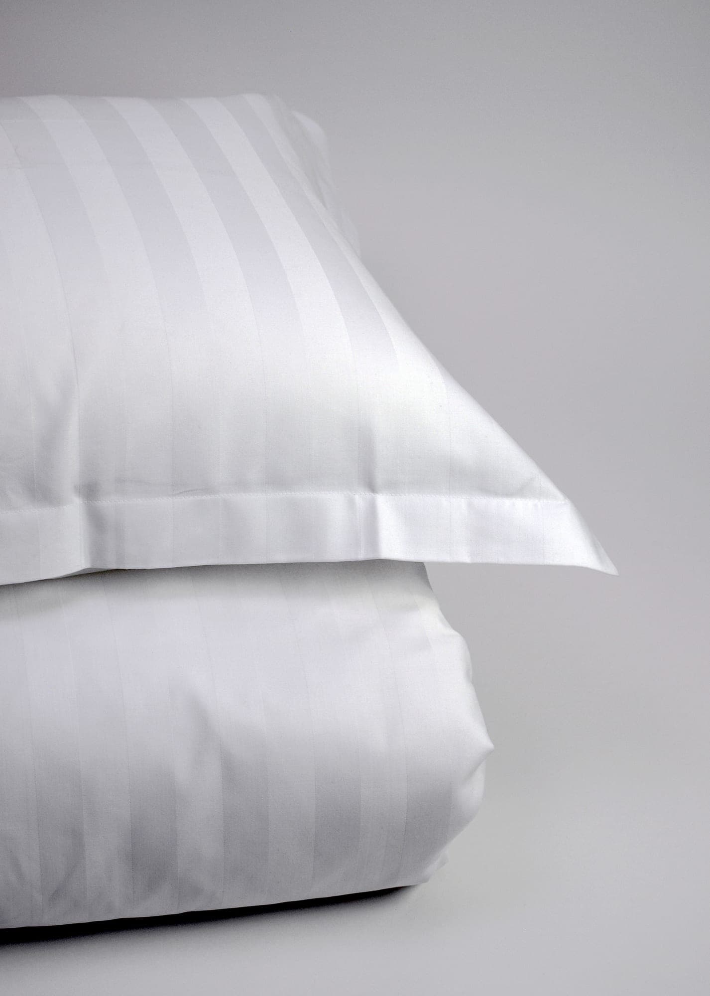 Vitt hotellpåslakan med vävd satinrand