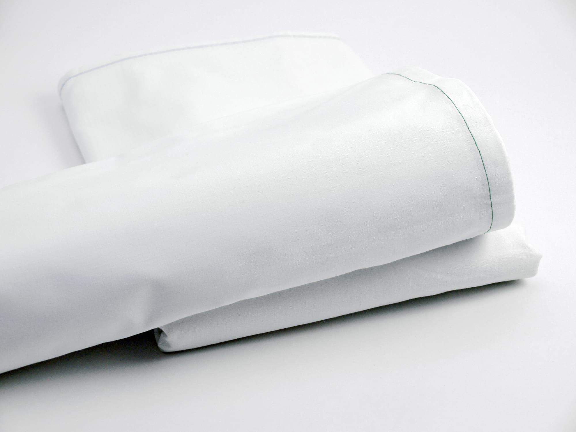 Vitt hotellakan 150 × 280 cm med grön märktråd